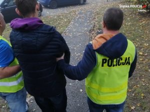 Prowadzony nastolatek w eskorcie policjantów