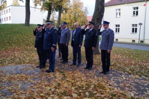 Zdjęcie kolorowe. Wizyta delegacji Śląskiej Policji w Prezydium Policji kraju związkowego Brandenburgii. Na zdjęciu uczestnicy wizytacji po stronie polskiej i niemieckiej, którzy w Miejscu Zadumy i Pamięci oddają hołd policjantom poległym na służbie