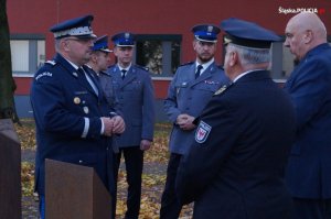 Zdjęcie kolorowe. Wizyta delegacji Śląskiej Policji w Prezydium Policji kraju związkowego Brandenburgii. Na zdjęciu uczestnicy wizytacji po stronie polskiej i niemieckiej, którzy w Miejscu Zadumy i Pamięci oddają hołd policjantom poległym na służbie