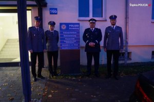 Zdjęcie kolorowe. Wizyta delegacji Śląskiej Policji w Prezydium Policji kraju związkowego Brandenburgii. Pamiątkowe zdjęcie delegacji Śląskiej Policji przed siedzibą policji w Poczdamie