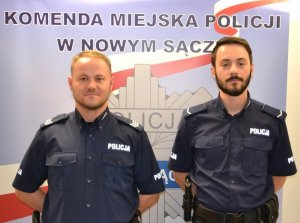 Policjanci którzy uratowali mężczyznę z płonącego domu