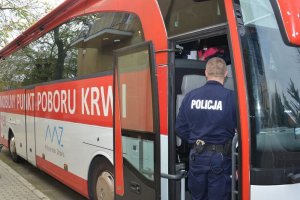 Policjant wchodzący do autobusu