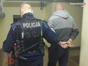 policjant z zatrzymanym