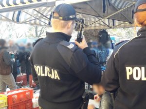 Policjanci kontrolują sprzedawców na bazarze