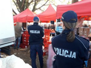 Policjanci kontrolują sprzedawców na bazarze