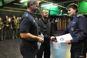 Odbiór dyplomów przez policjantów niemieckich.