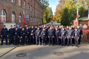 Wspólne zdjęcie donatorów przed główną bramą Szkoły Policji.