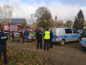 ekipa poszukiwawcza, straż pożarna i policja