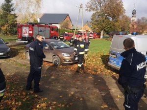 ekipa poszukiwawcza, straż pożarna i policja