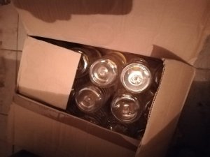 butelki z alkoholem w kartonach