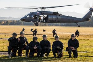 śmigłowiec Black Hawk podczas ćwiczeń oraz kontrterroryści