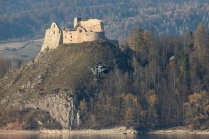 śmigłowiec Black Hawk podczas ćwiczeń w tle ruiny zamku na górze