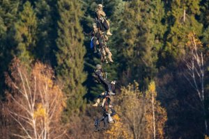 kontrterroryści podczas ćwiczeń wiszą na linie przyczepionej do śmigłowca