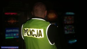 Policjant na tle automató!w do gier hazardowych