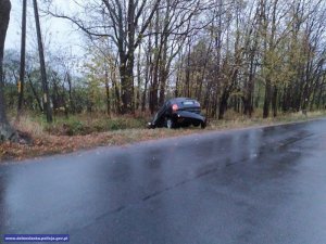 samochód biorący udział w wypadku znajduje się w rowie.