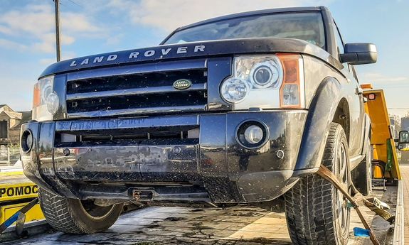 Skardziony samochód marki Land Rover