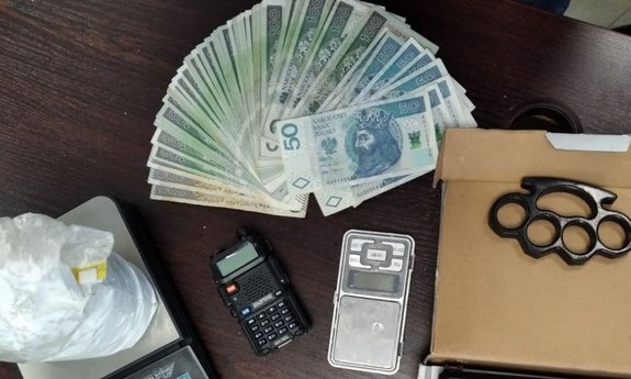 Zarekwirowane pieniądze narkotyki waga kastet