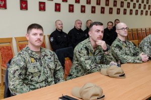 Marynarze USNavy podczas rozpoczęcia warsztatów.