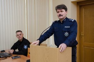 Powitanie gości przez Komendanta Szkoły Policji w Słupsku inspektora Jacka Gila.