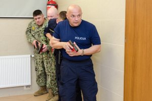 Wejście w szyku ubezpieczonym do pomieszczenia.