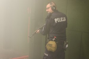Policjant z karabinem kałasznikowa.