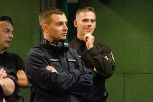 Policjanci obserwujący strzelanie.