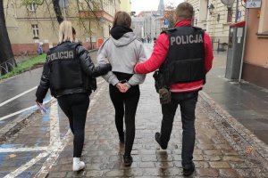 Zatrzymana w eskorcie policjantów