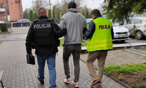 Zatrzymany w eskorcie policjantów