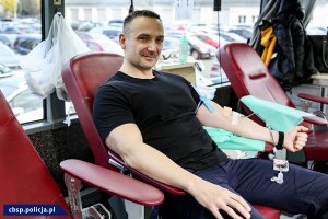komendant CBŚP podczas oddawania krwi