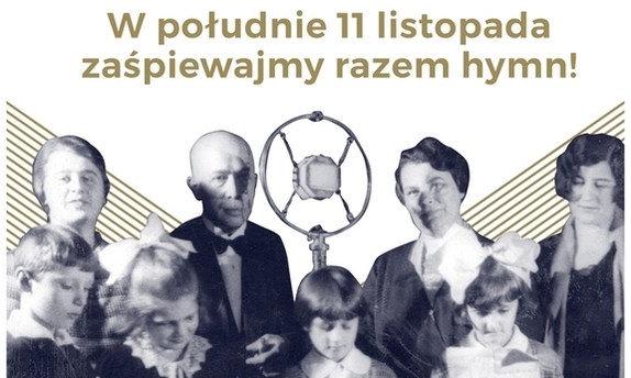 plakat akcji „Niepodległa do Hymnu” grupa dorosłych i dzieci stoi przed mikrofonem trzymając w dłoniach tekst hymnu