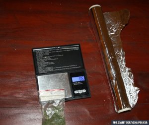 zabezpieczona waga i marihuana