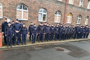 Kolejna grupa policjantów przed wyjściem do oddania krwi.