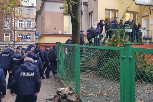 Idący policjanci na placu Powstańców Warszawy.