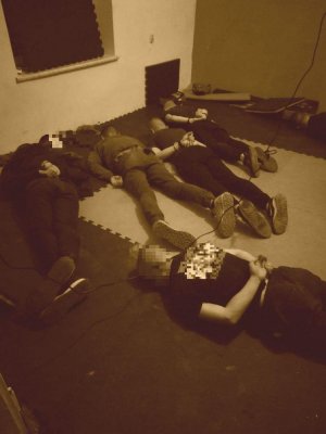 zatrzymani mężczyźni leżą na podłodze