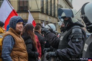 policjanci podczas zabezpieczenia marszu niepodległości oraz jego uczestnicy