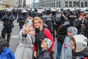 policjanci podczas zabezpieczenia marszu niepodległości oraz jego uczestnicy