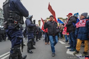 policjanci podczas zabezpieczenia marszu niepodległości oraz jego uczestnicy