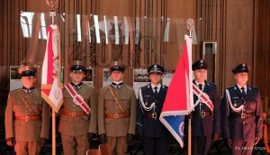 żołnierze i policjanci ze sztandarami w kościele podczas mszy świętej