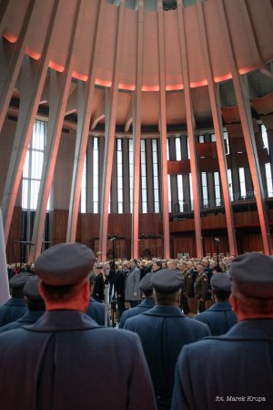 uczestnicy uroczystości rocznicowych w trakcie mszy świętej