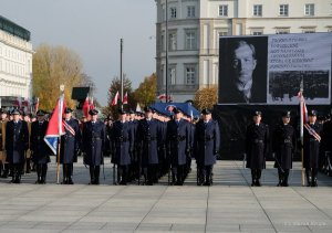 kompania reprezentacyjna Policji ze sztandarem