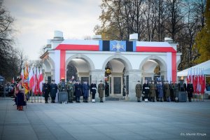 kompanie honorowe na warcie przy pomniku nieznanego żołnierza