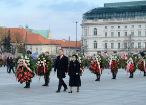 zaproszeni goście składają kwiaty pod pomnikiem nieznanego żołnierza - prezydent rp i marszłaek sejmu rp