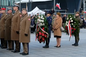 zaproszeni goście składają kwiaty pod pomnikiem nieznanego żołnierza