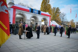 zaproszeni goście składają kwiaty pod pomnikiem nieznanego żołnierza