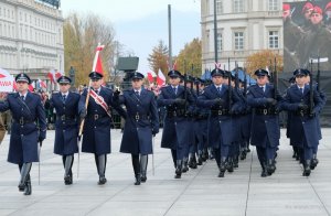 kompania reprezentacyjna podczas przemarszu na placu Piłsudskiego ze sztandarem