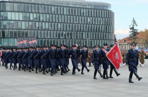 kompania reprezentacyjna podczas przemarszu na placu Piłsudskiego ze sztandarem