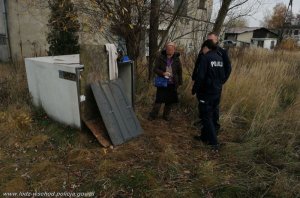 Policjanci podczas niesienia pomocy potrzebującej