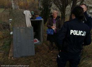 Policjanci podczas niesienia pomocy potrzebującej