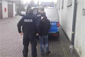 zatrzymany w eskorcie policjantów