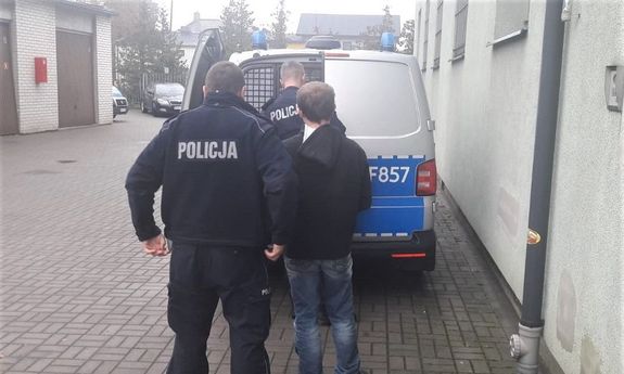 zatrzymany w eskorcie policjantów